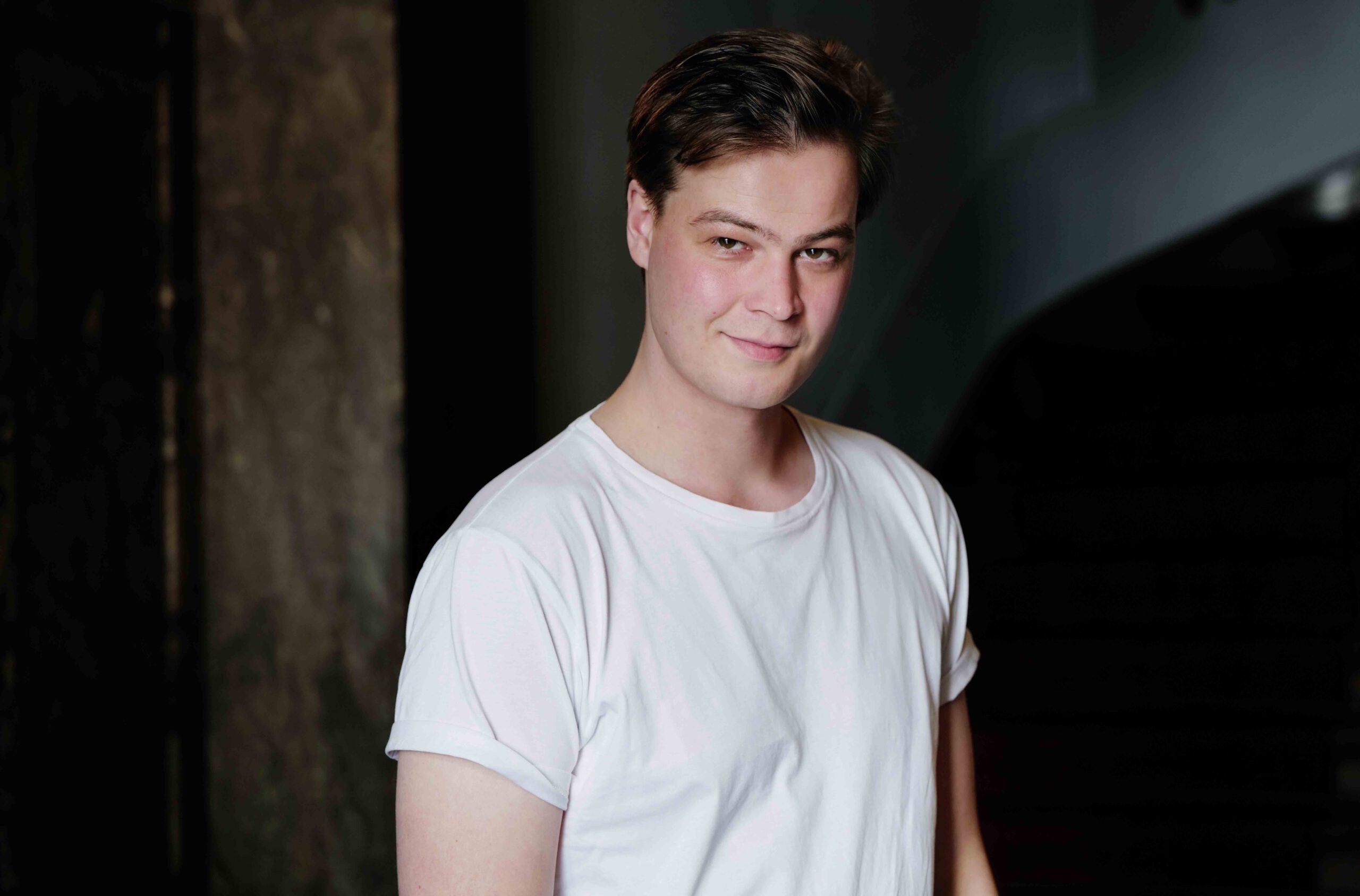 Künstler Marius Ahrendt schaut in die Kamera